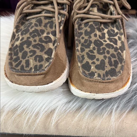 Gypsy JazzLeopard Print Women's Shoes with Tan Accents Size 6 1/2 - Picture 4 of 7